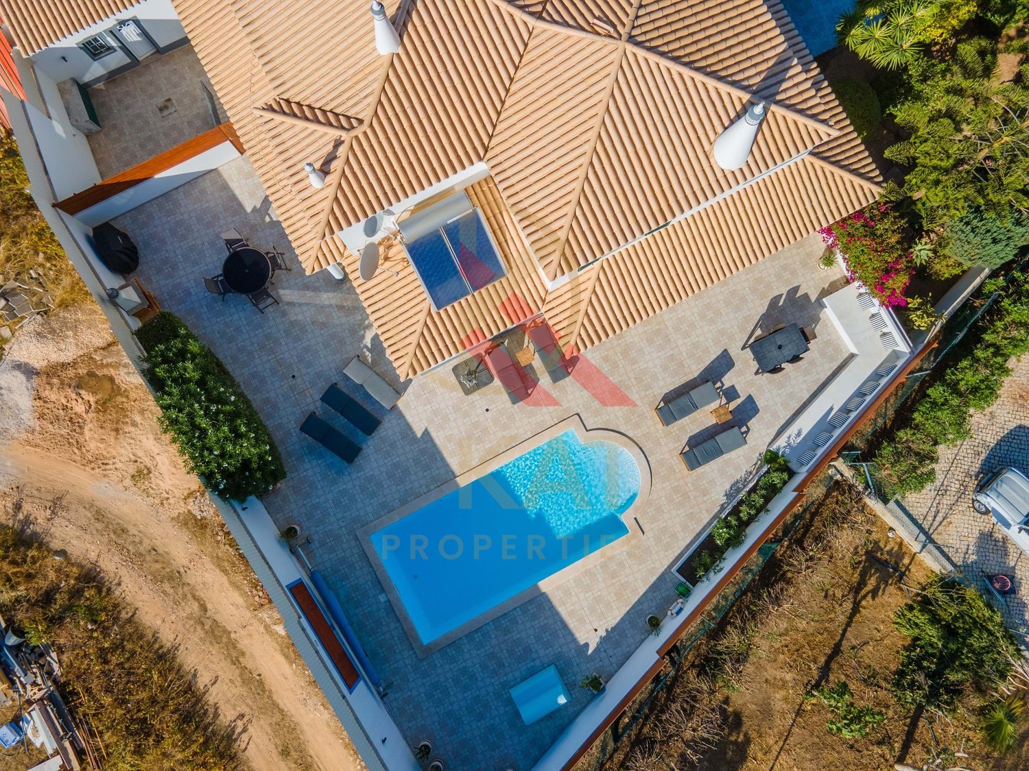 Moradia com anexo independente T3 renovado, piscina e excelente exposição solar – Vale Del Rei, Lagoa