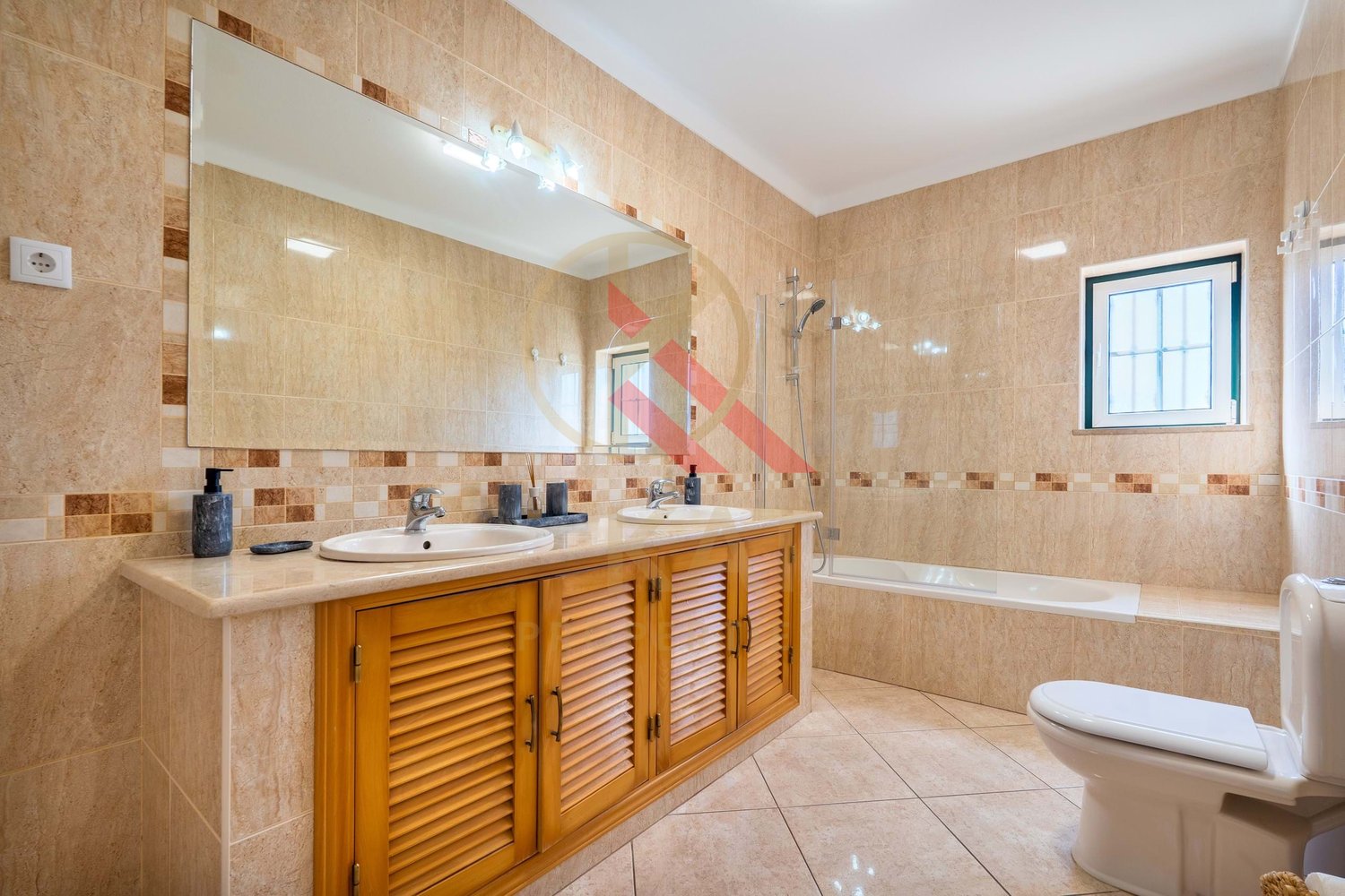 Moradia com anexo independente T3 renovado, piscina e excelente exposição solar – Vale Del Rei, Lagoa