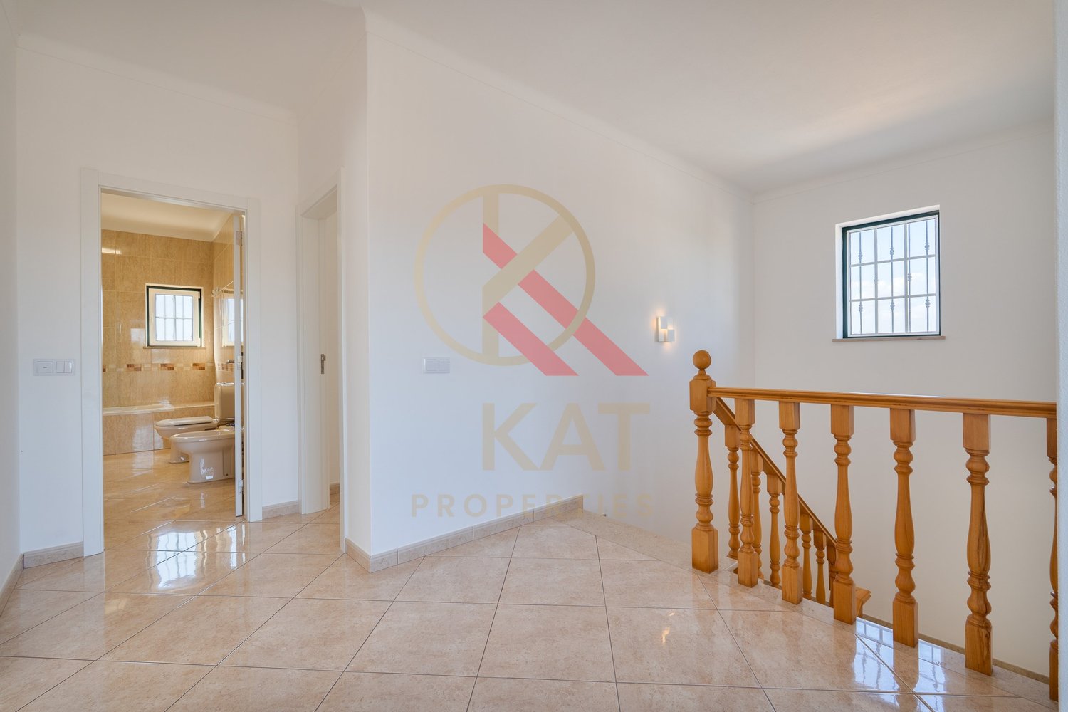 Moradia com anexo independente T3 renovado, piscina e excelente exposição solar – Vale Del Rei, Lagoa