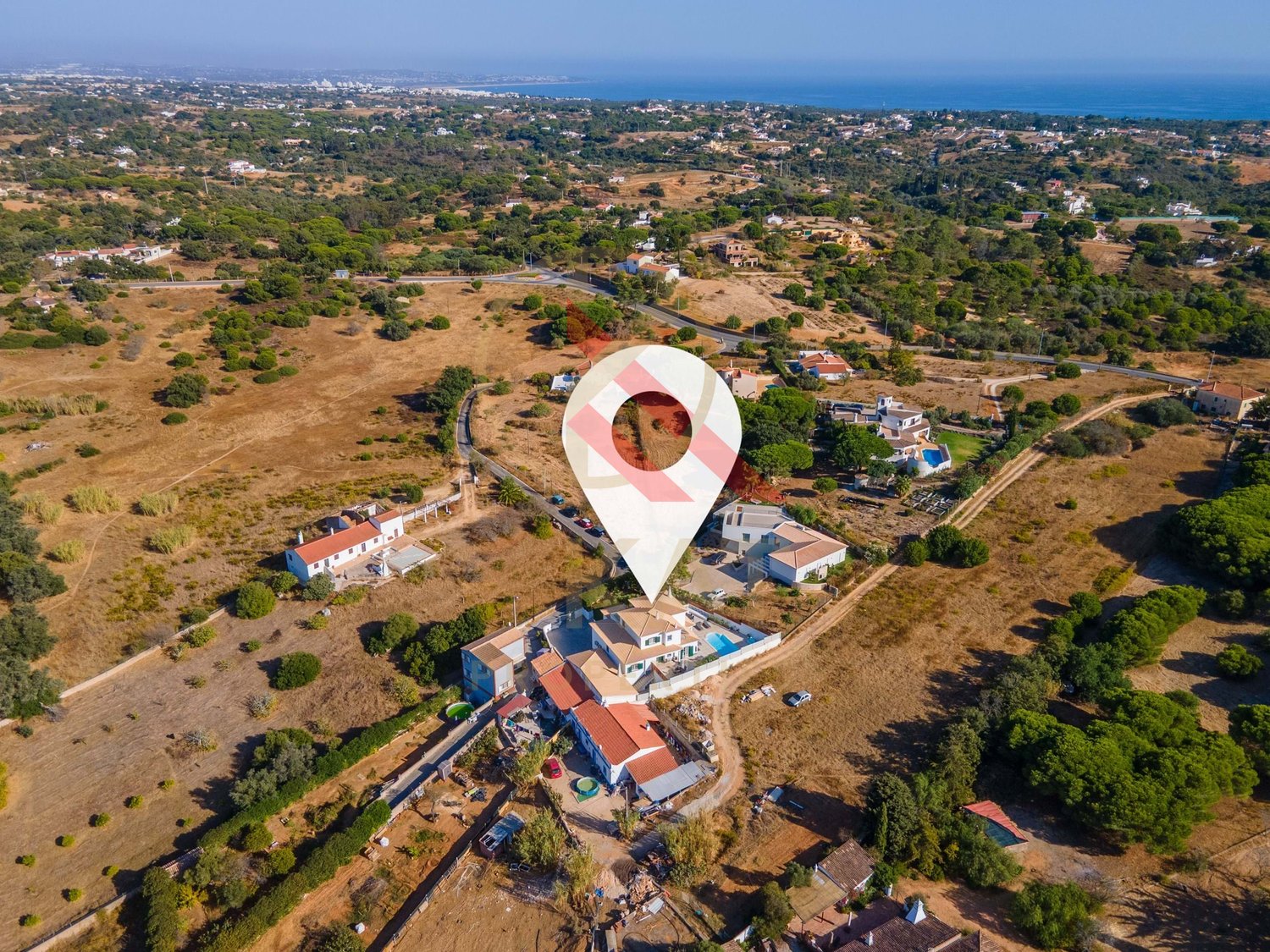 Moradia com anexo independente T3 renovado, piscina e excelente exposição solar – Vale Del Rei, Lagoa