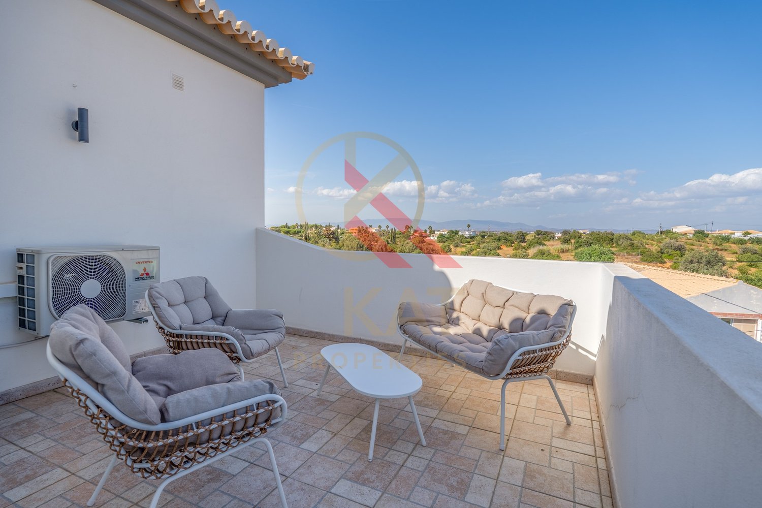 Moradia com anexo independente T3 renovado, piscina e excelente exposição solar – Vale Del Rei, Lagoa