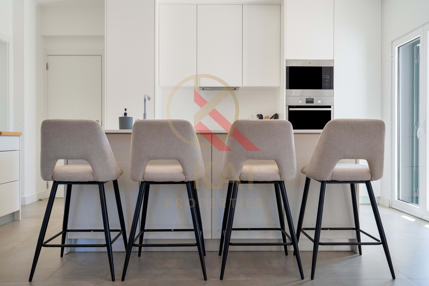 Moradia com anexo independente T3 renovado, piscina e excelente exposição solar – Vale Del Rei, Lagoa