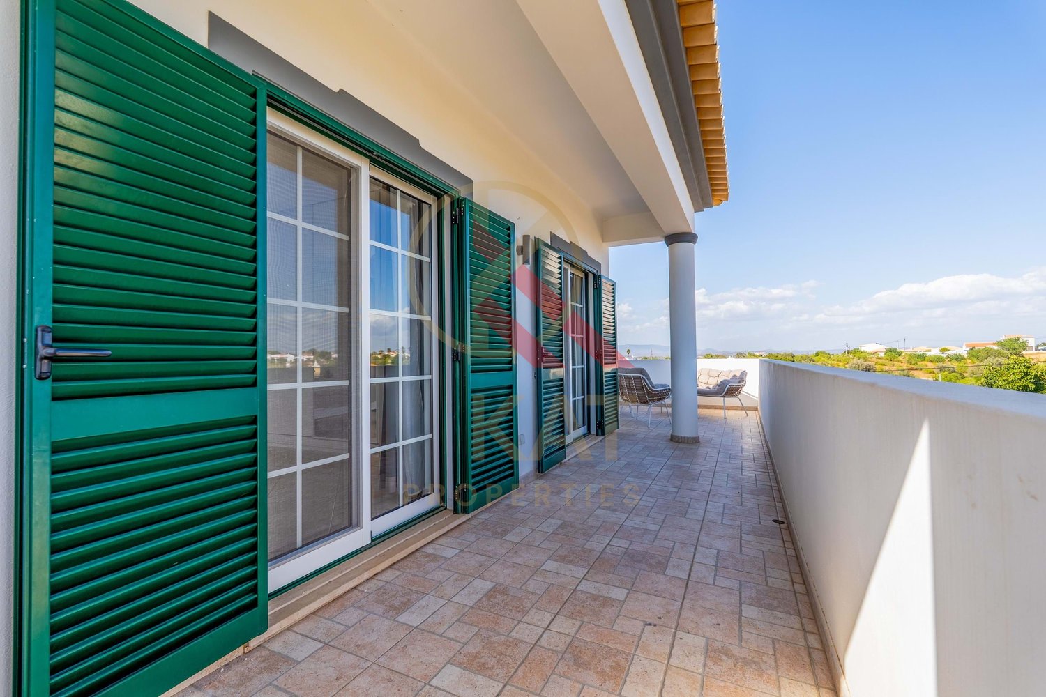 Moradia com anexo independente T3 renovado, piscina e excelente exposição solar – Vale Del Rei, Lagoa