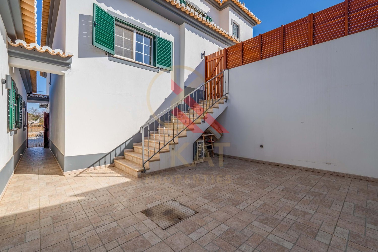 Moradia com anexo independente T3 renovado, piscina e excelente exposição solar – Vale Del Rei, Lagoa