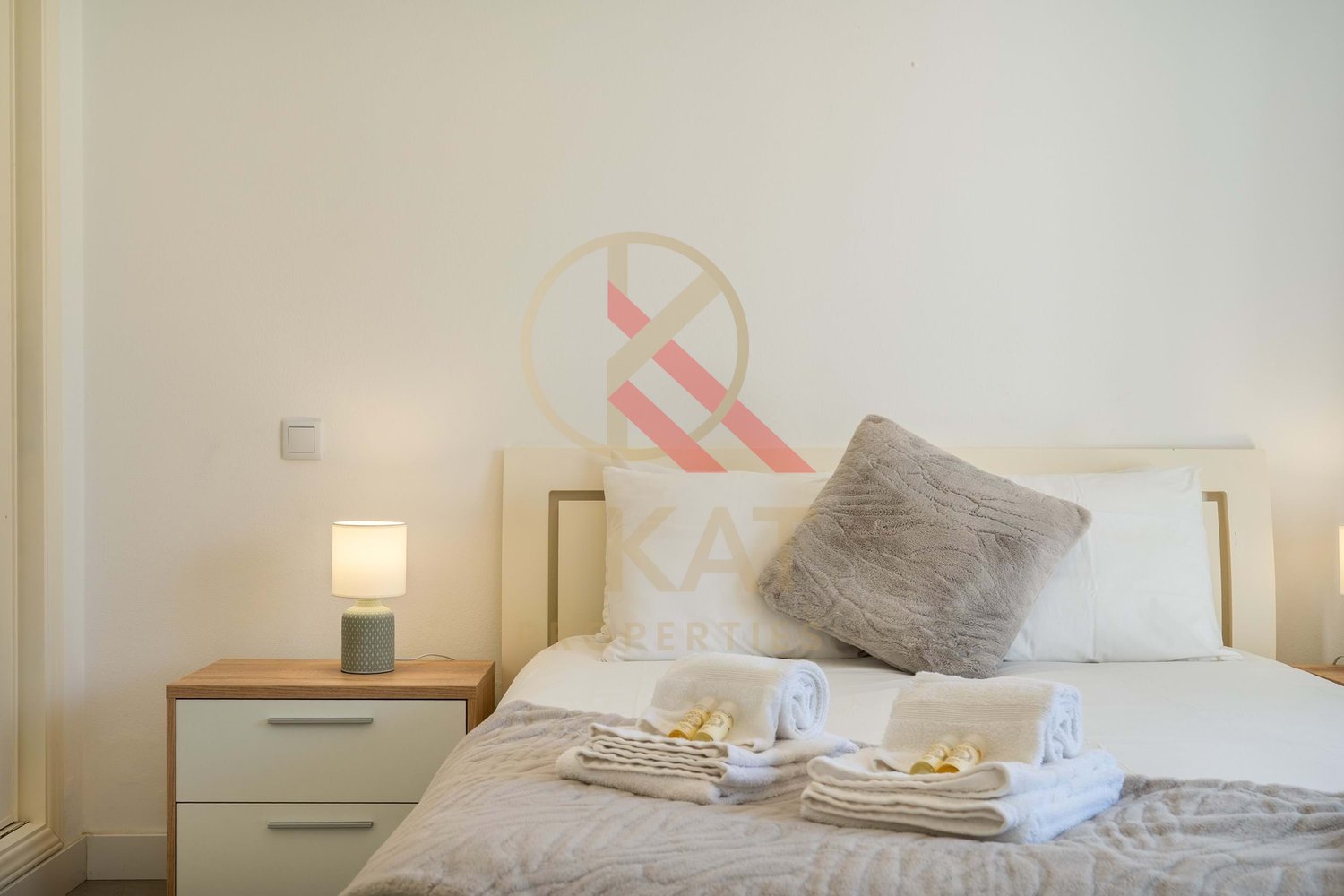 Moradia com anexo independente T3 renovado, piscina e excelente exposição solar – Vale Del Rei, Lagoa