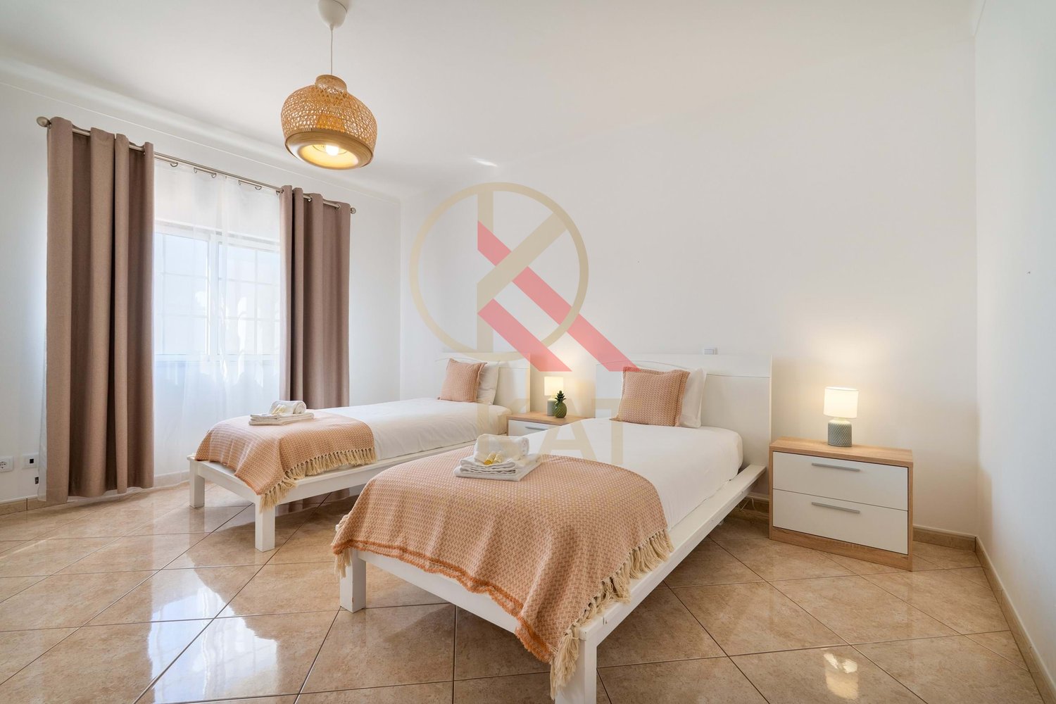 Moradia com anexo independente T3 renovado, piscina e excelente exposição solar – Vale Del Rei, Lagoa