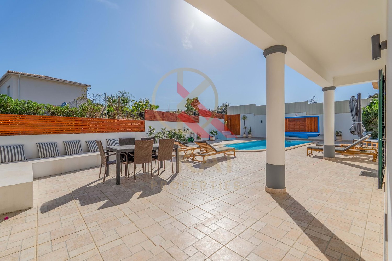 Moradia com anexo independente T3 renovado, piscina e excelente exposição solar – Vale Del Rei, Lagoa