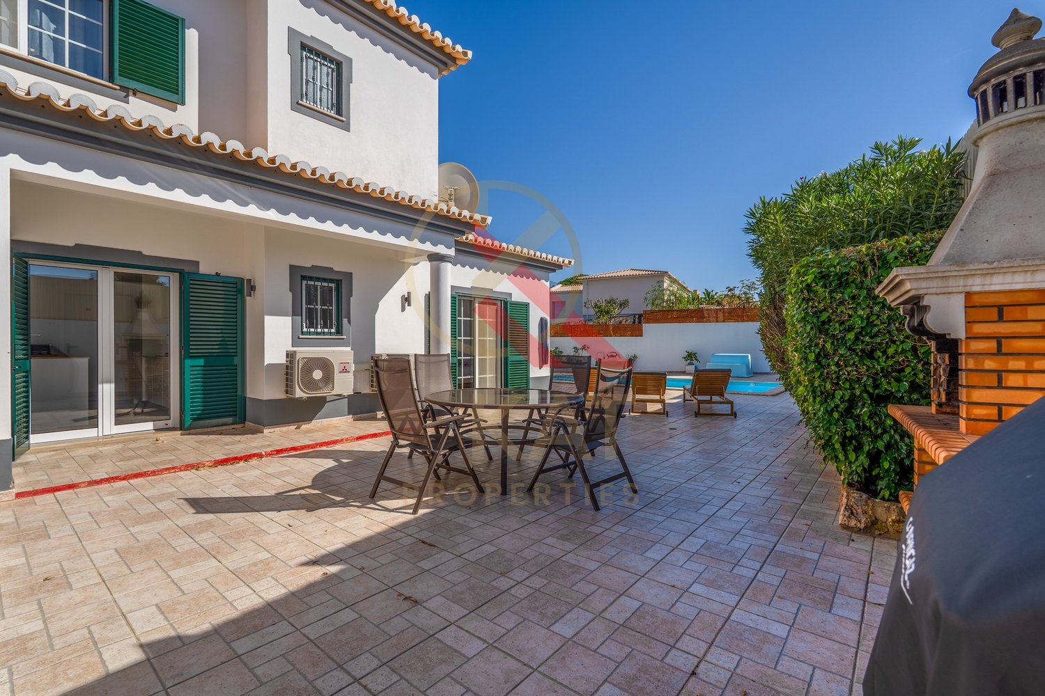 Moradia com anexo independente T3 renovado, piscina e excelente exposição solar – Vale Del Rei, Lagoa