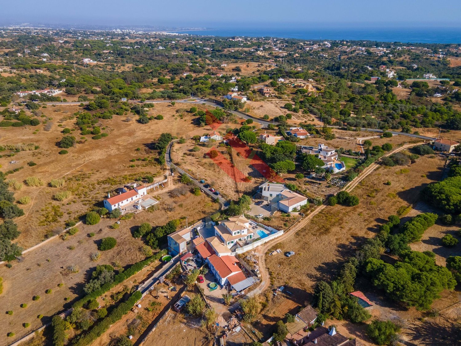 Moradia com anexo independente T3 renovado, piscina e excelente exposição solar – Vale Del Rei, Lagoa