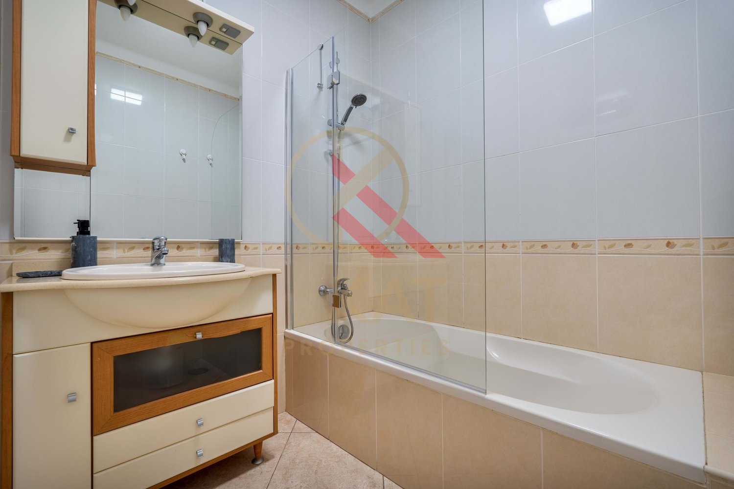 Moradia com anexo independente T3 renovado, piscina e excelente exposição solar – Vale Del Rei, Lagoa