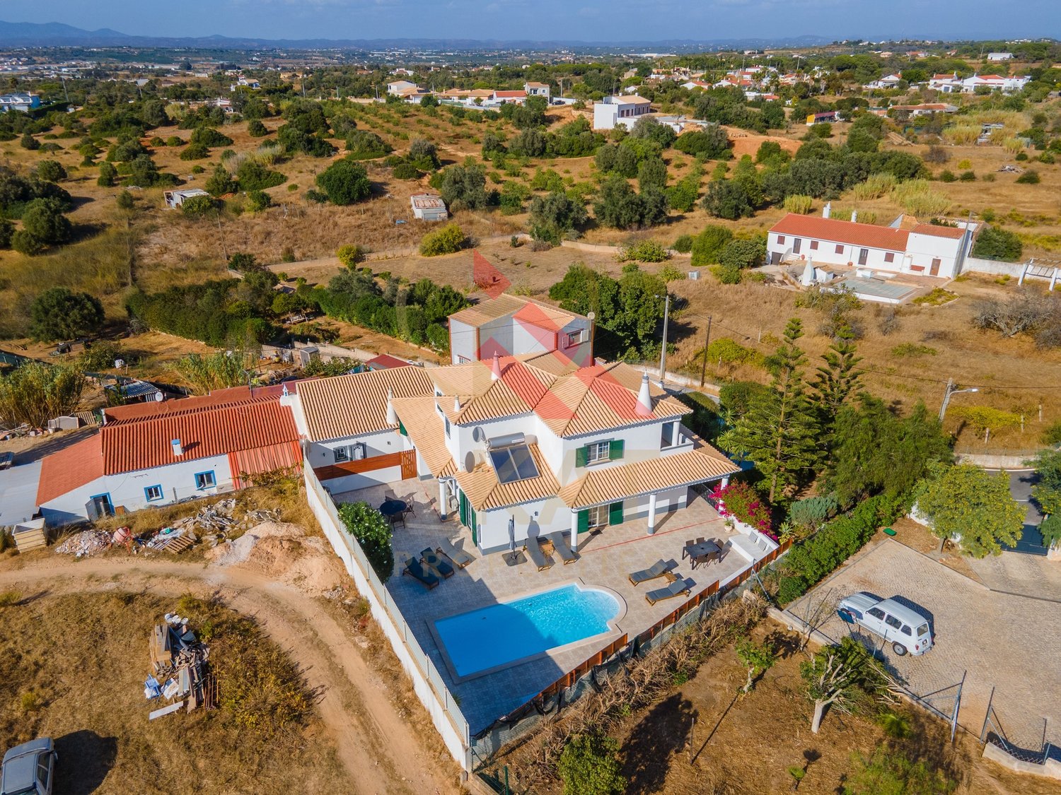 Moradia com anexo independente T3 renovado, piscina e excelente exposição solar – Vale Del Rei, Lagoa