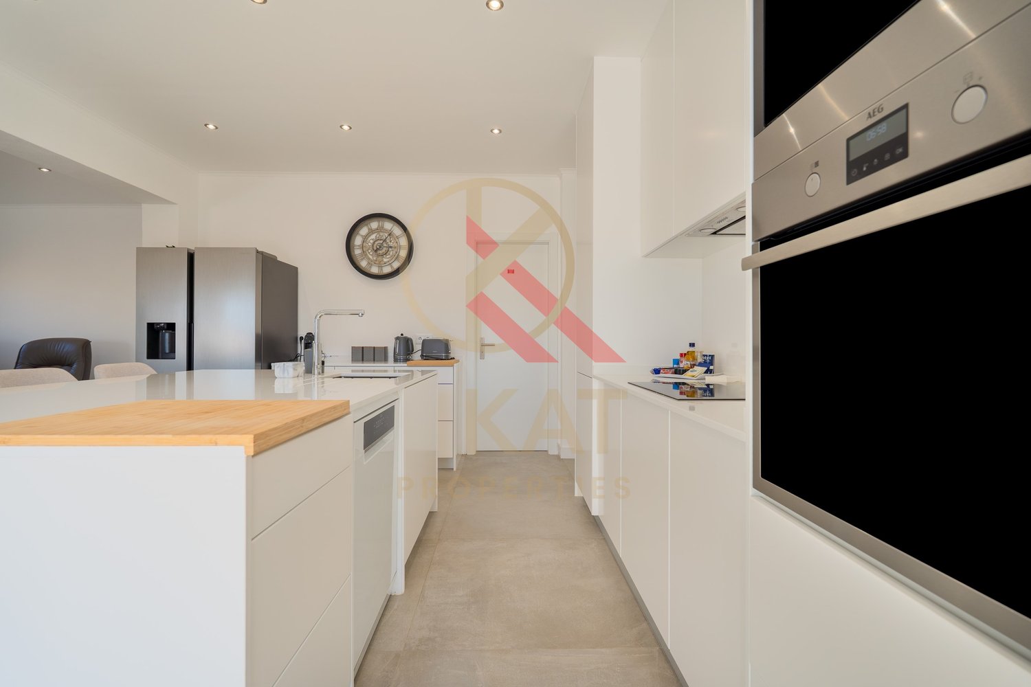 Moradia com anexo independente T3 renovado, piscina e excelente exposição solar – Vale Del Rei, Lagoa