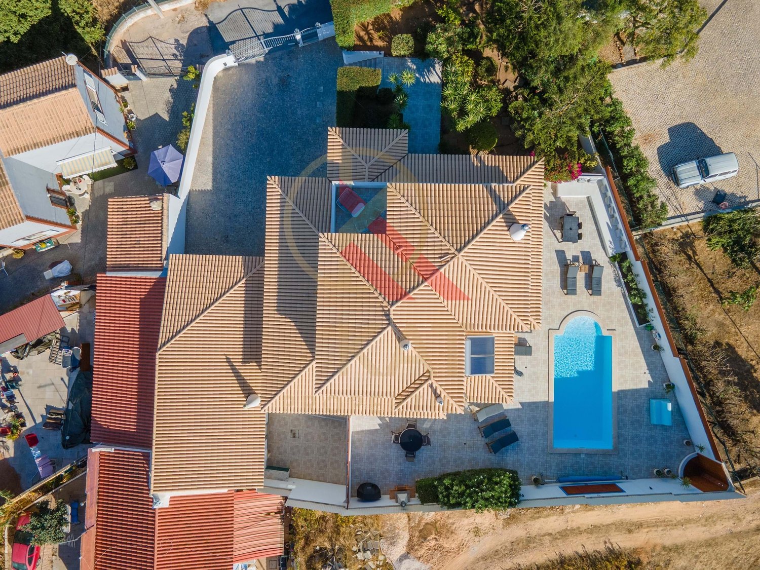 Moradia com anexo independente T3 renovado, piscina e excelente exposição solar – Vale Del Rei, Lagoa