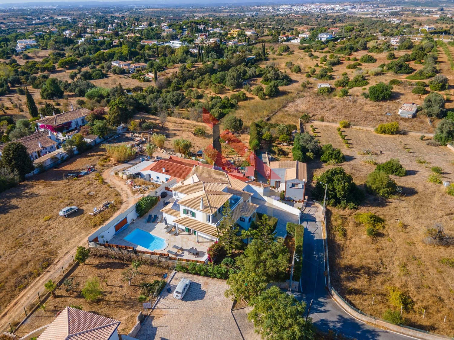 Moradia com anexo independente T3 renovado, piscina e excelente exposição solar – Vale Del Rei, Lagoa