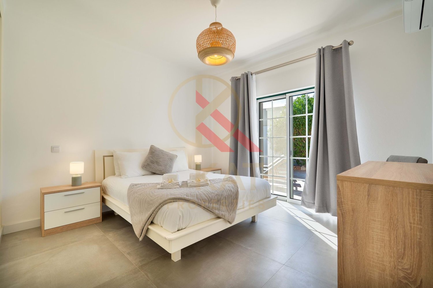 Moradia com anexo independente T3 renovado, piscina e excelente exposição solar – Vale Del Rei, Lagoa