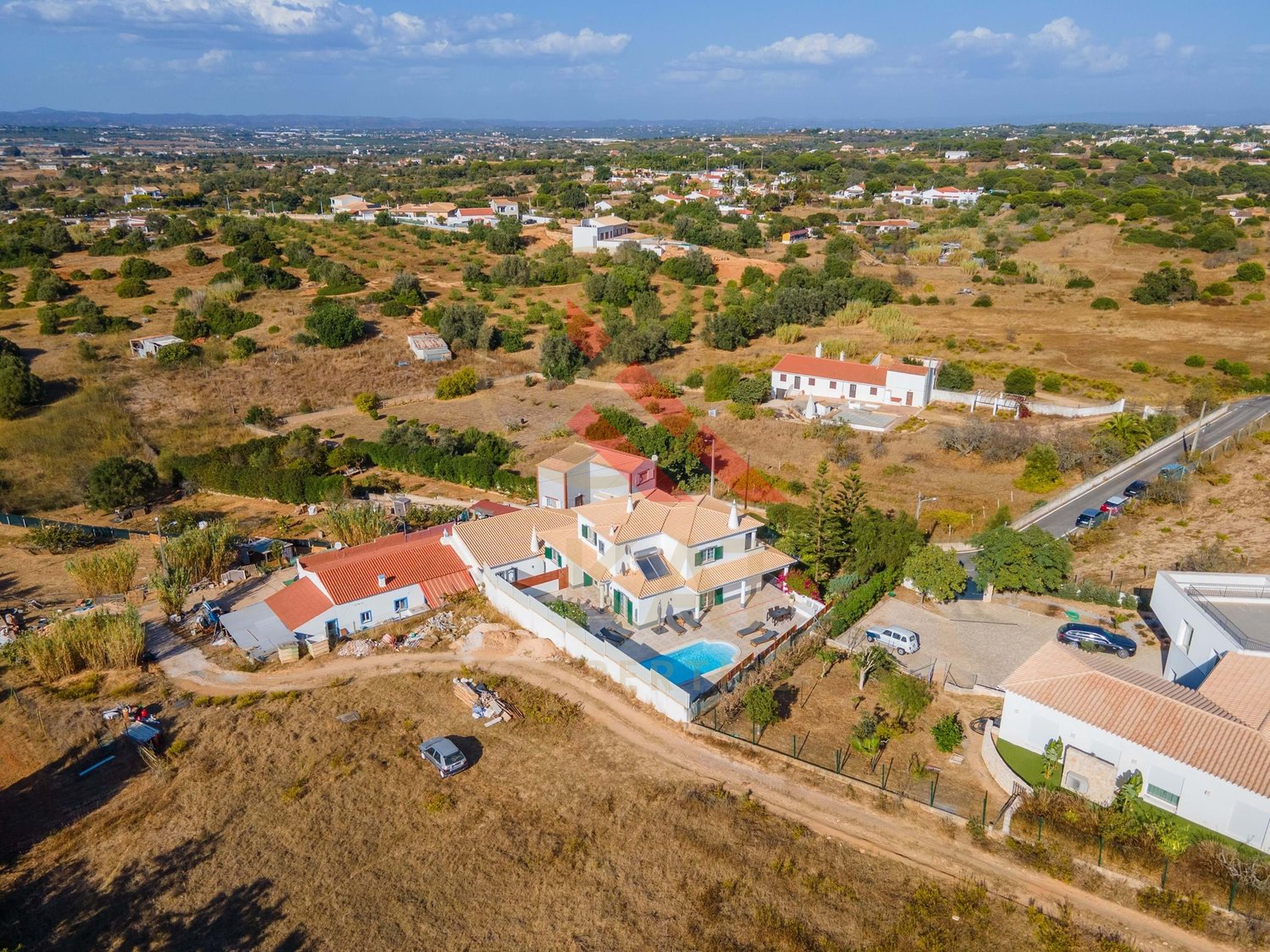 Moradia com anexo independente T3 renovado, piscina e excelente exposição solar – Vale Del Rei, Lagoa