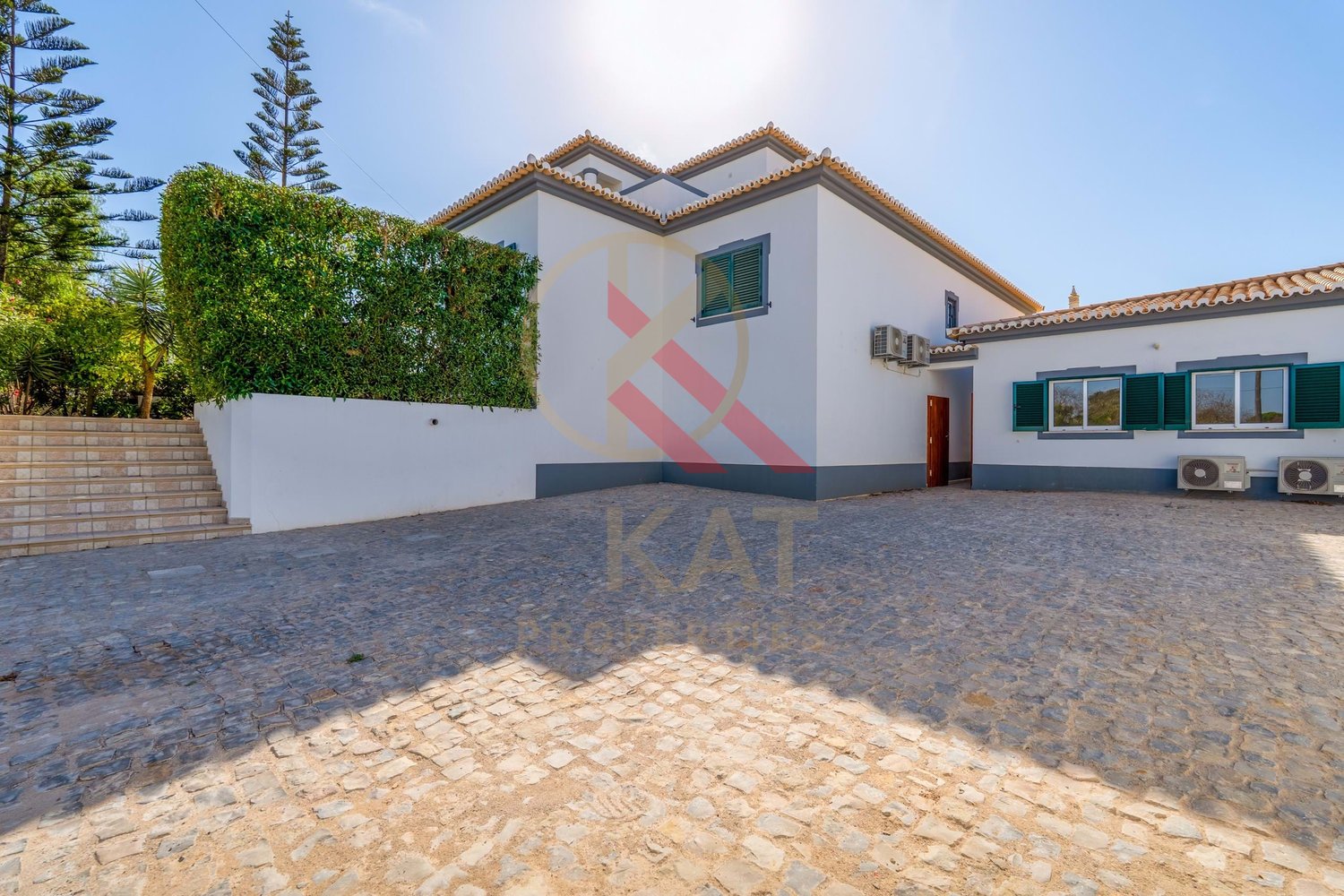 Moradia com anexo independente T3 renovado, piscina e excelente exposição solar – Vale Del Rei, Lagoa