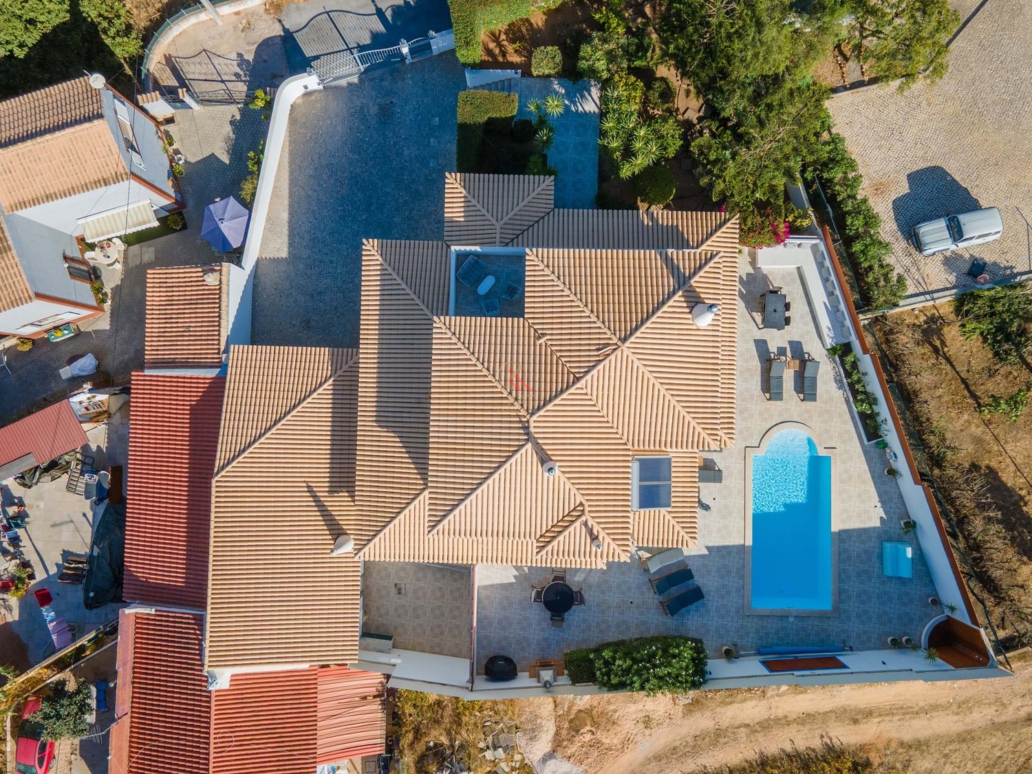 Moradia com anexo independente T3 renovado, piscina e excelente exposição solar – Vale Del Rei, Lagoa