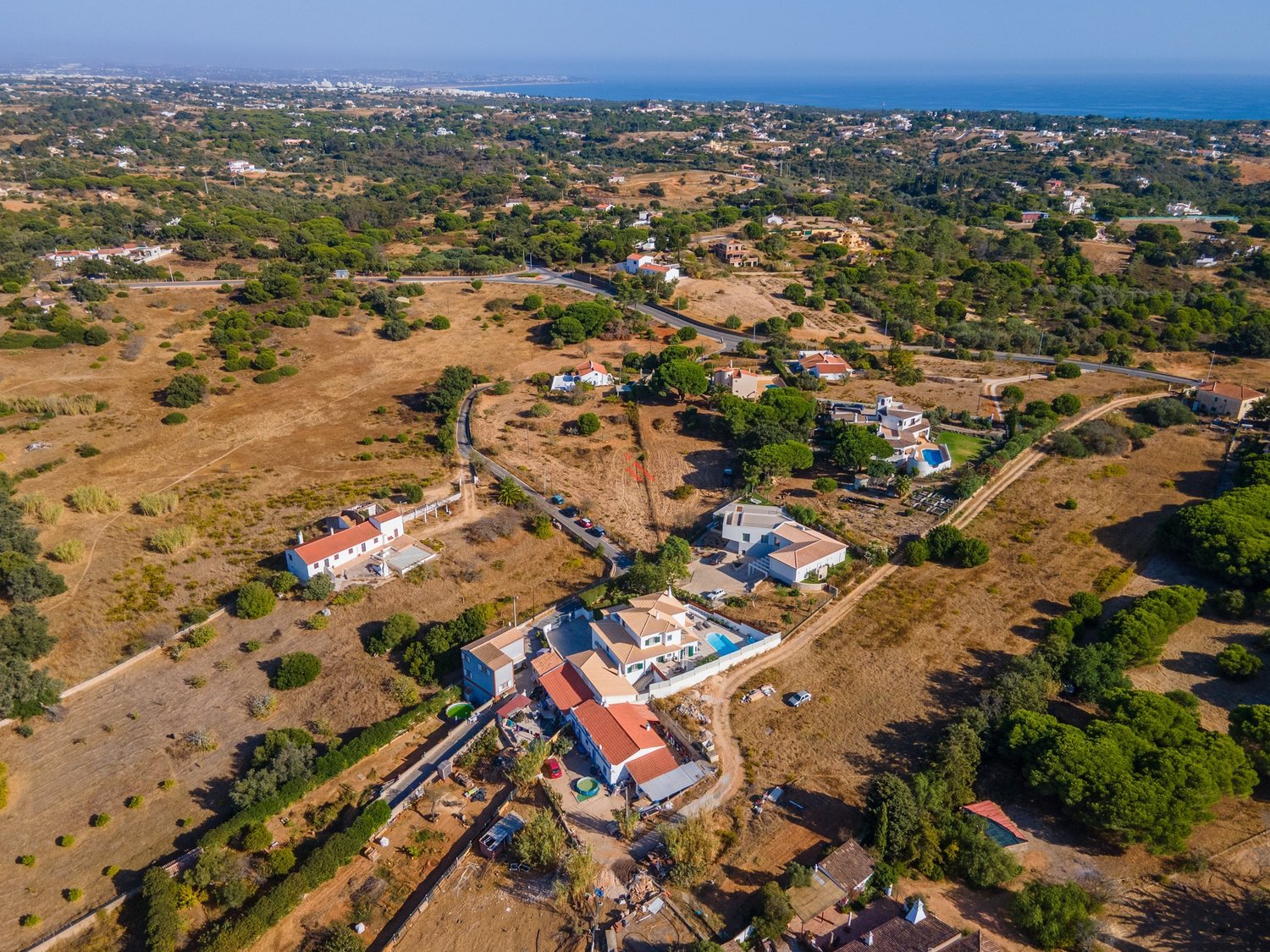 Moradia com anexo independente T3 renovado, piscina e excelente exposição solar – Vale Del Rei, Lagoa