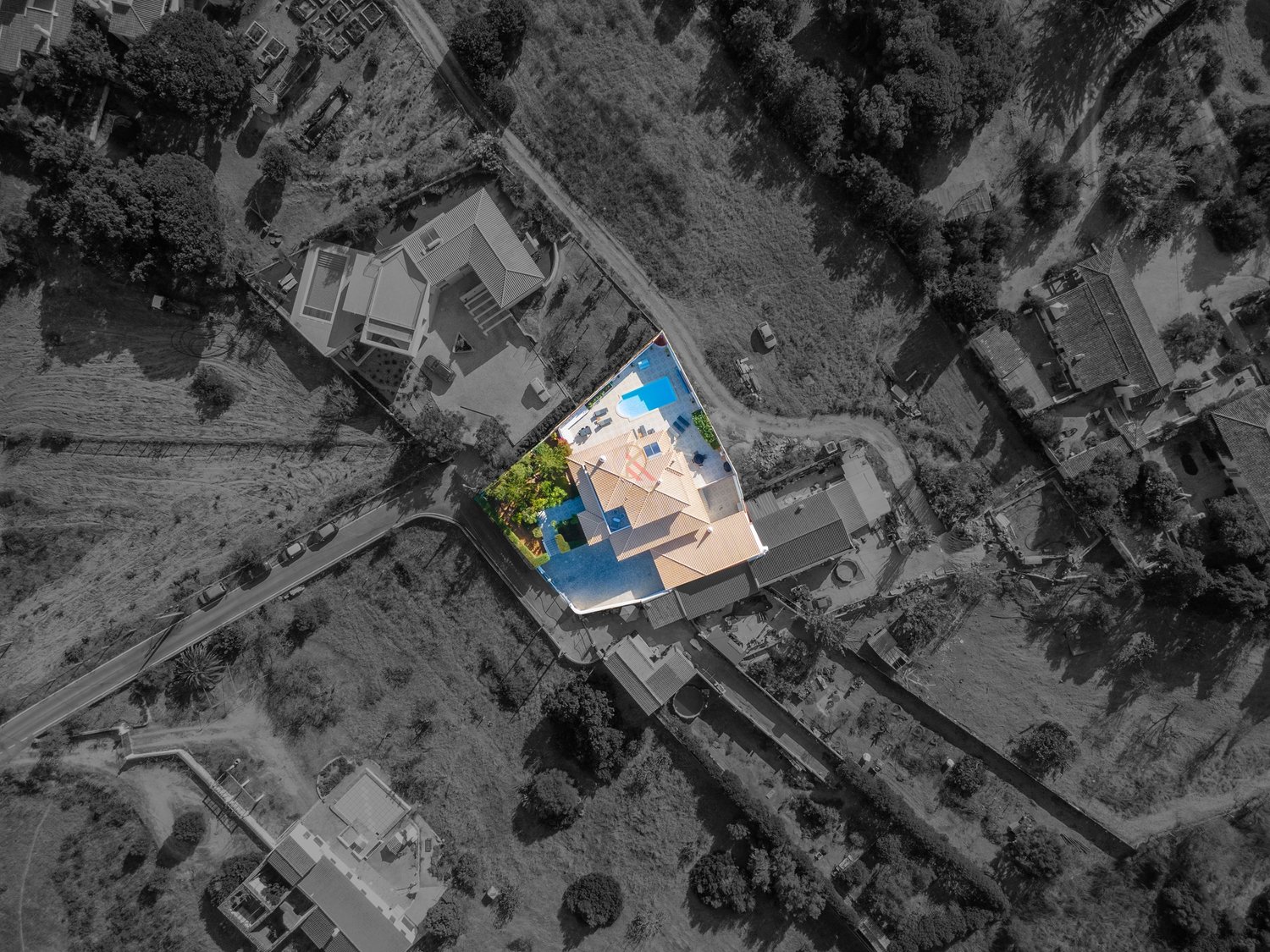 Moradia com anexo independente T3 renovado, piscina e excelente exposição solar – Vale Del Rei, Lagoa