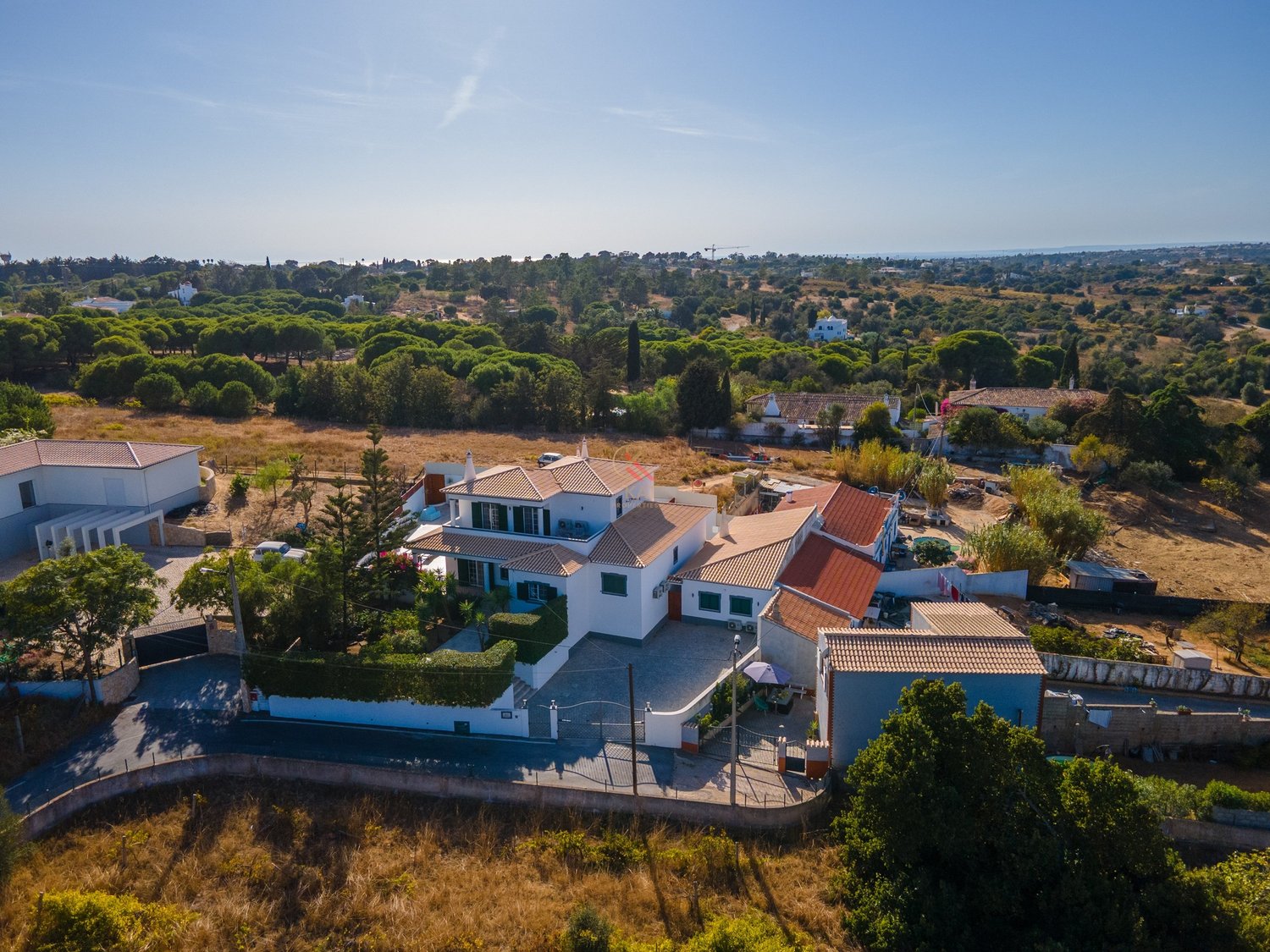 Moradia com anexo independente T3 renovado, piscina e excelente exposição solar – Vale Del Rei, Lagoa