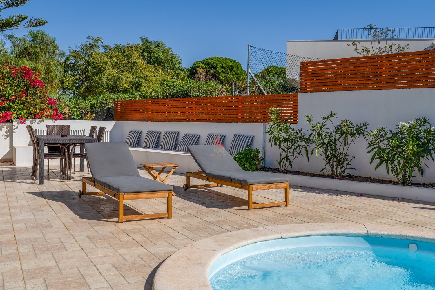Moradia com anexo independente T3 renovado, piscina e excelente exposição solar – Vale Del Rei, Lagoa