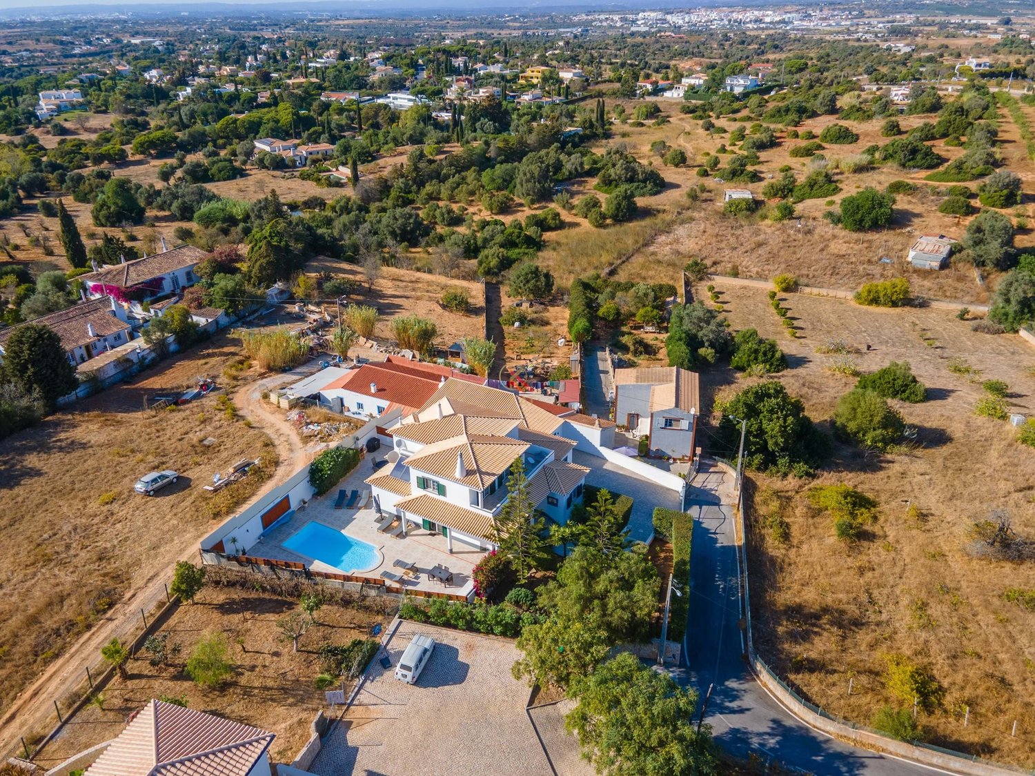Moradia com anexo independente T3 renovado, piscina e excelente exposição solar – Vale Del Rei, Lagoa