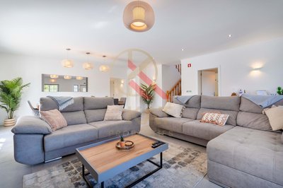 Moradia com anexo independente T3 renovado, piscina e excelente exposição solar – Vale Del Rei, Lagoa