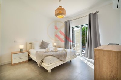 Moradia com anexo independente T3 renovado, piscina e excelente exposição solar – Vale Del Rei, Lagoa