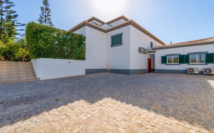 Moradia com anexo independente T3 renovado, piscina e excelente exposição solar – Vale Del Rei, Lagoa