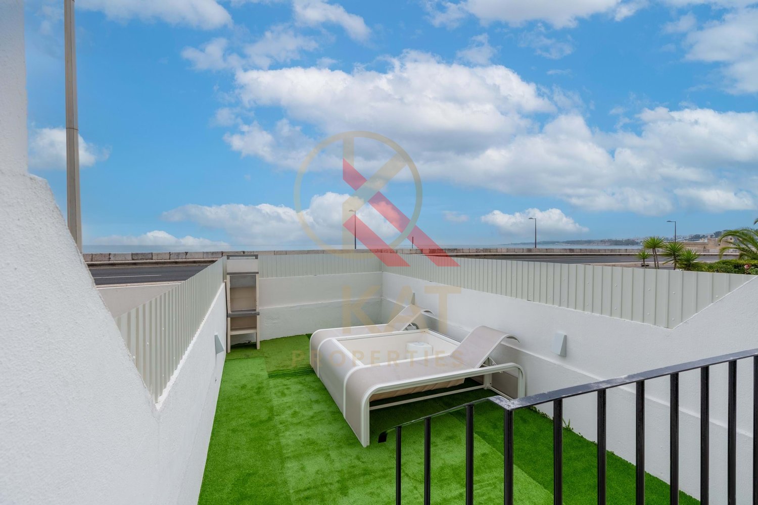 T2 de Sonho em Caxias, Oeiras – Vista Mar, Terraço Privativo com Jacuzzi e a 30 metros da Praia