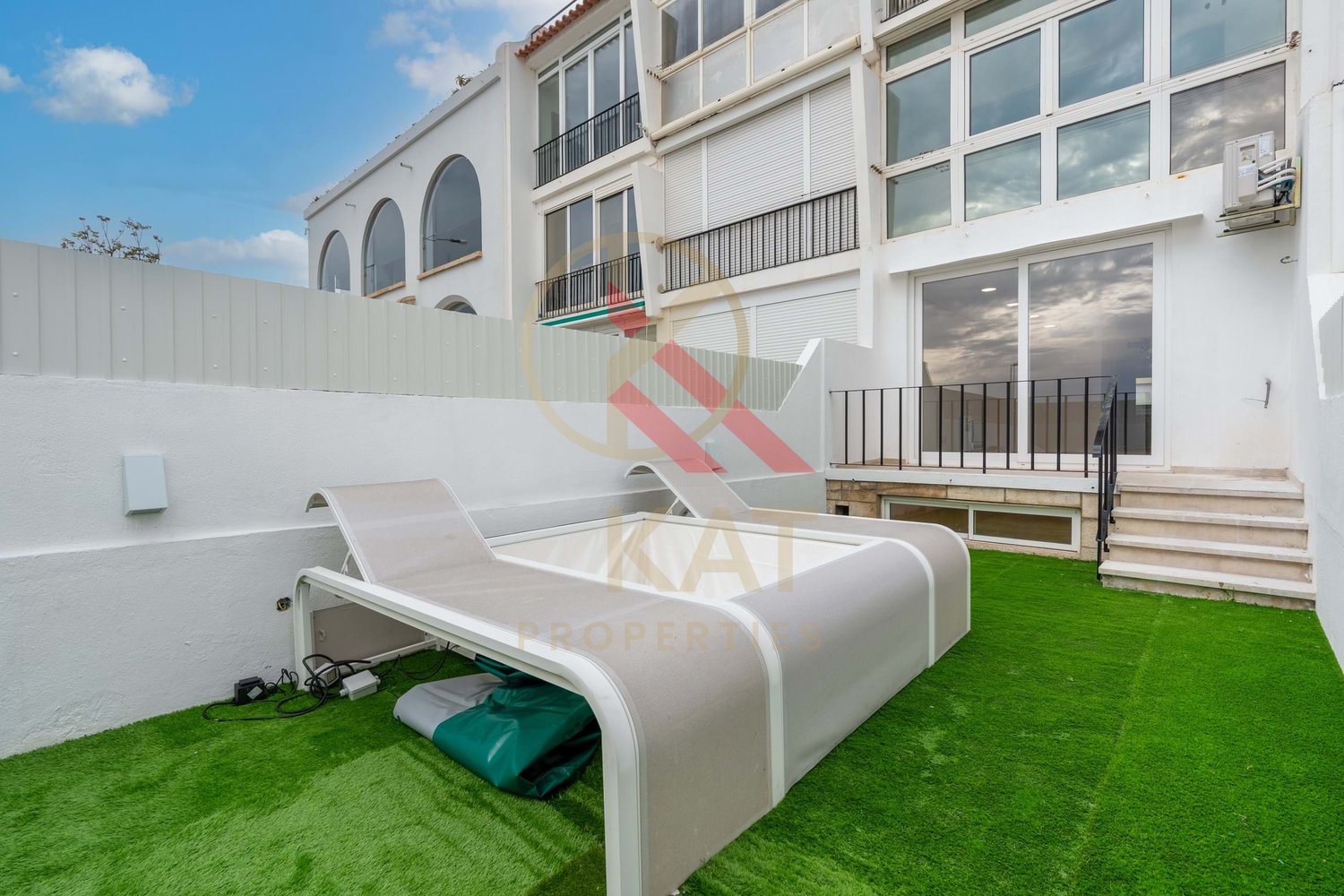 T2 de Sonho em Caxias, Oeiras – Vista Mar, Terraço Privativo com Jacuzzi e a 30 metros da Praia