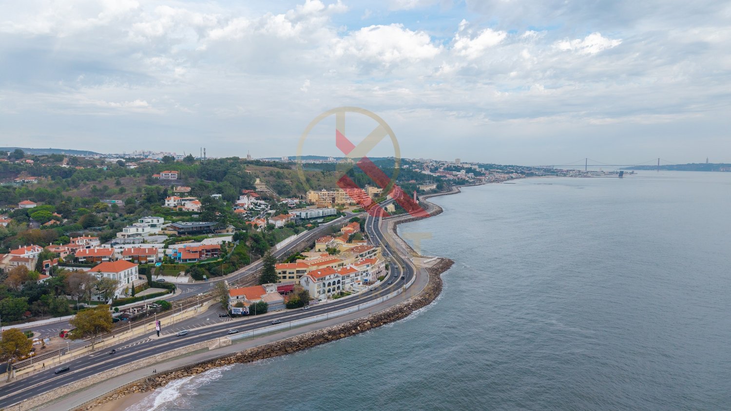 T2 de Sonho em Caxias, Oeiras – Vista Mar, Terraço Privativo com Jacuzzi e a 30 metros da Praia