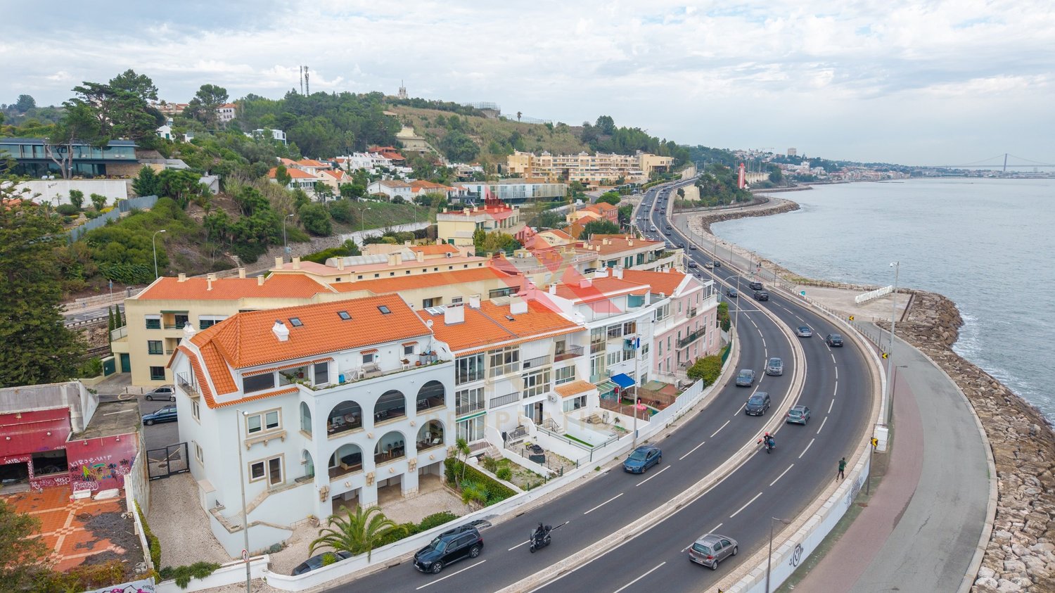 T2 de Sonho em Caxias, Oeiras – Vista Mar, Terraço Privativo com Jacuzzi e a 30 metros da Praia