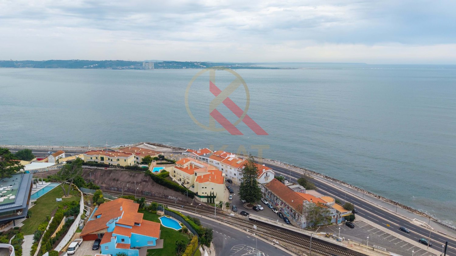 T2 de Sonho em Caxias, Oeiras – Vista Mar, Terraço Privativo com Jacuzzi e a 30 metros da Praia