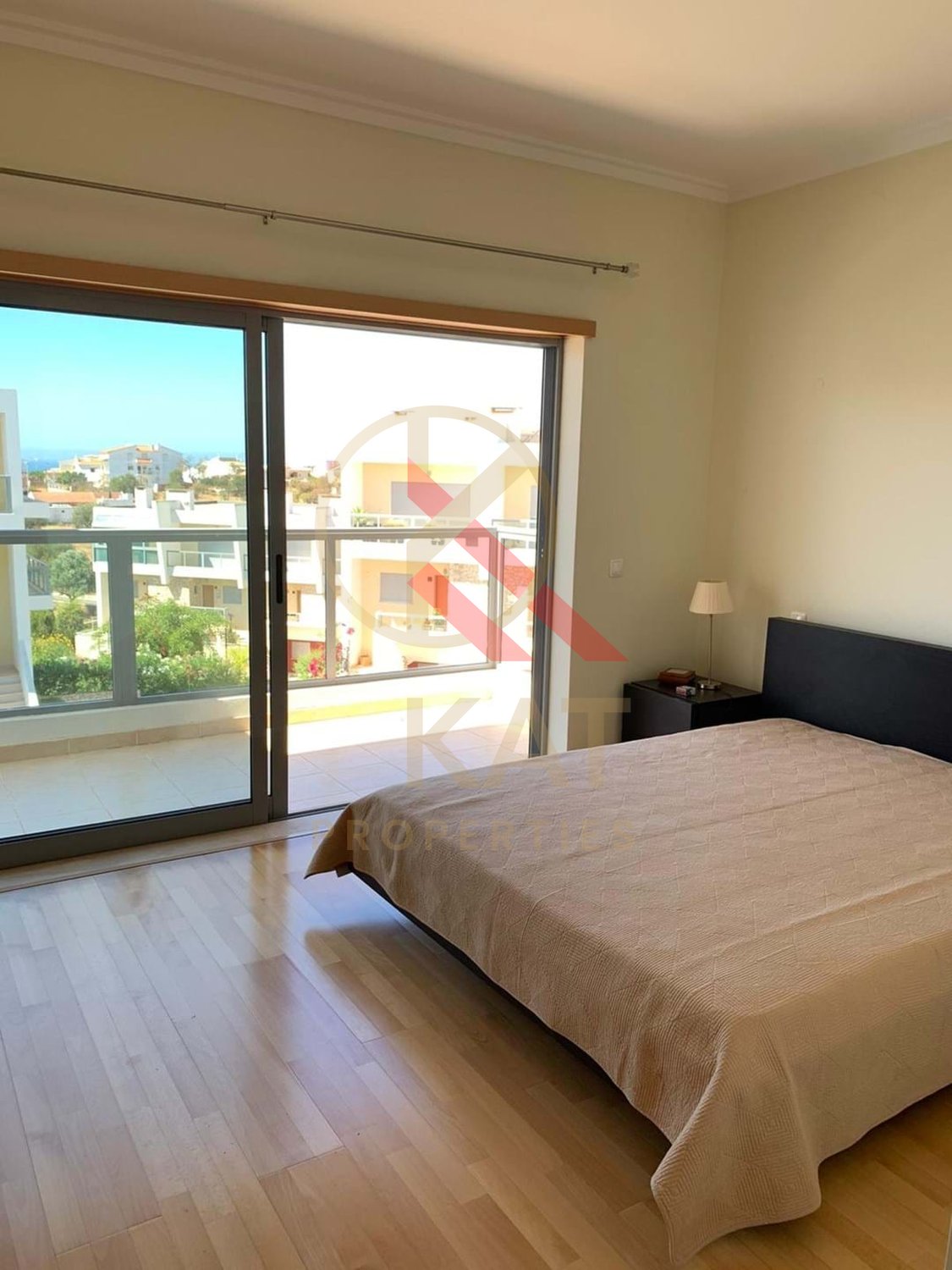 Aluga-se ao ano apartamento T2 duplex no Vale França, em Portimão