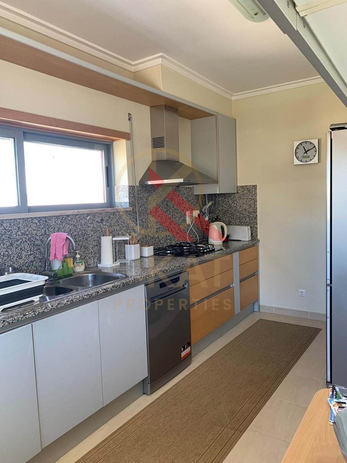 Aluga-se ao ano apartamento T2 duplex no Vale França, em Portimão