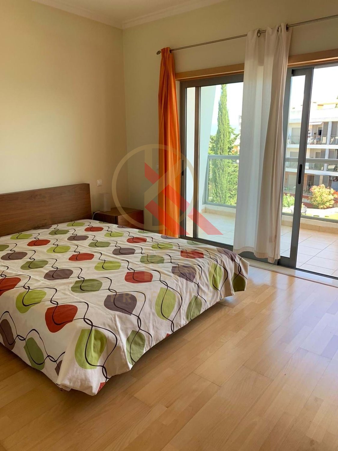 Aluga-se ao ano apartamento T2 duplex no Vale França, em Portimão