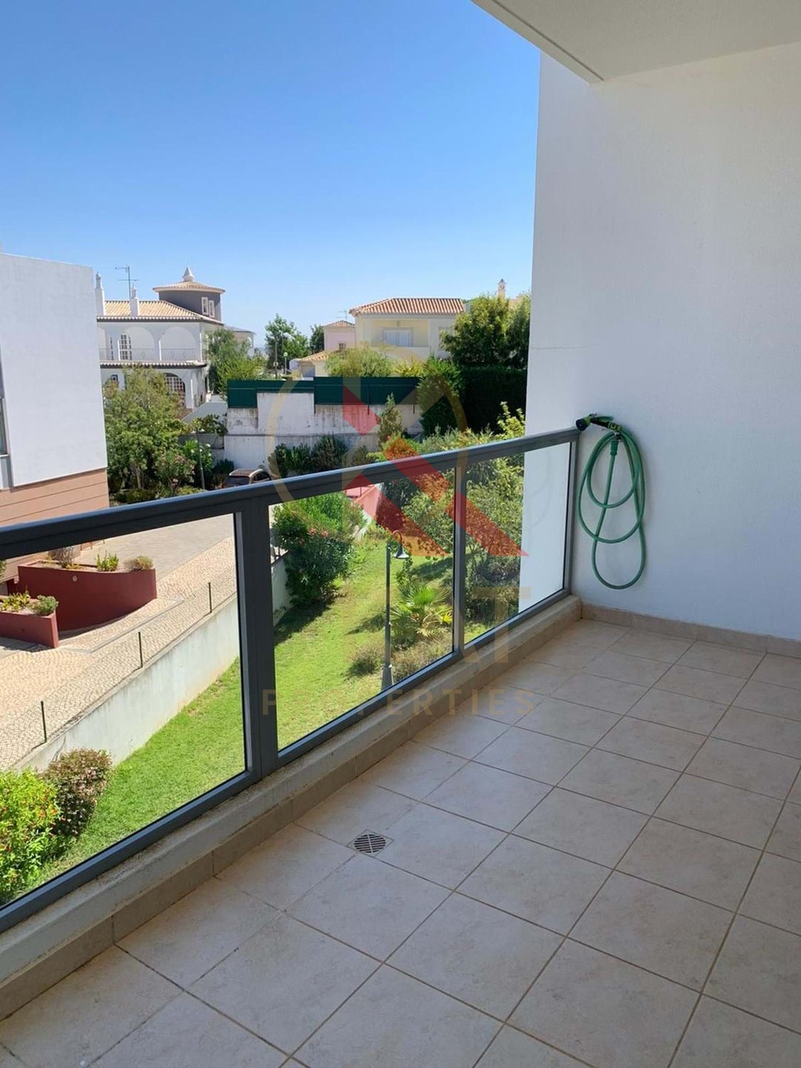 Aluga-se ao ano apartamento T2 duplex no Vale França, em Portimão