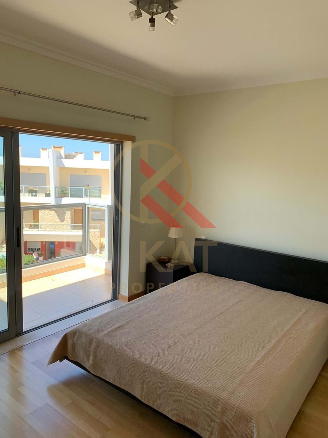 Aluga-se ao ano apartamento T2 duplex no Vale França, em Portimão