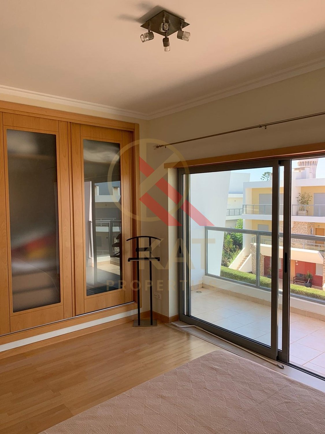 Aluga-se ao ano apartamento T2 duplex no Vale França, em Portimão