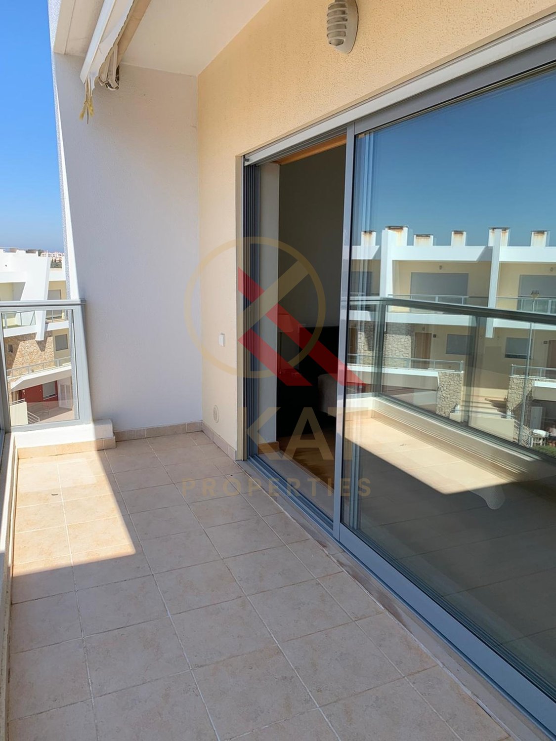 Aluga-se ao ano apartamento T2 duplex no Vale França, em Portimão