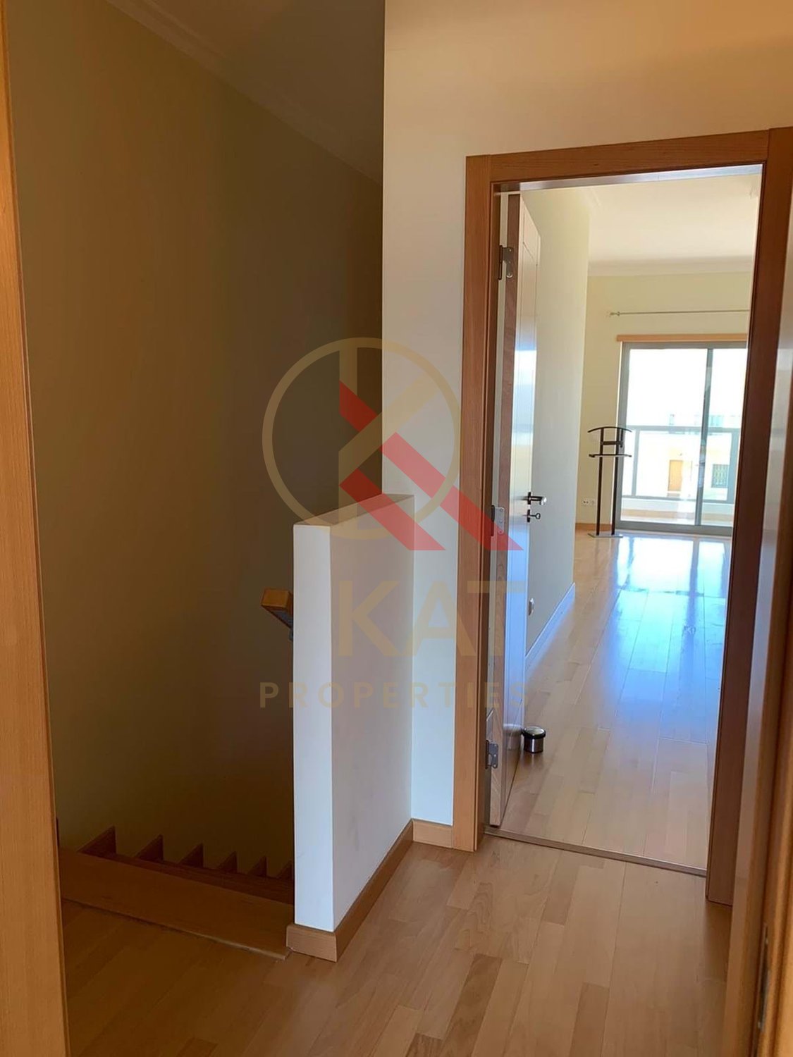 Aluga-se ao ano apartamento T2 duplex no Vale França, em Portimão