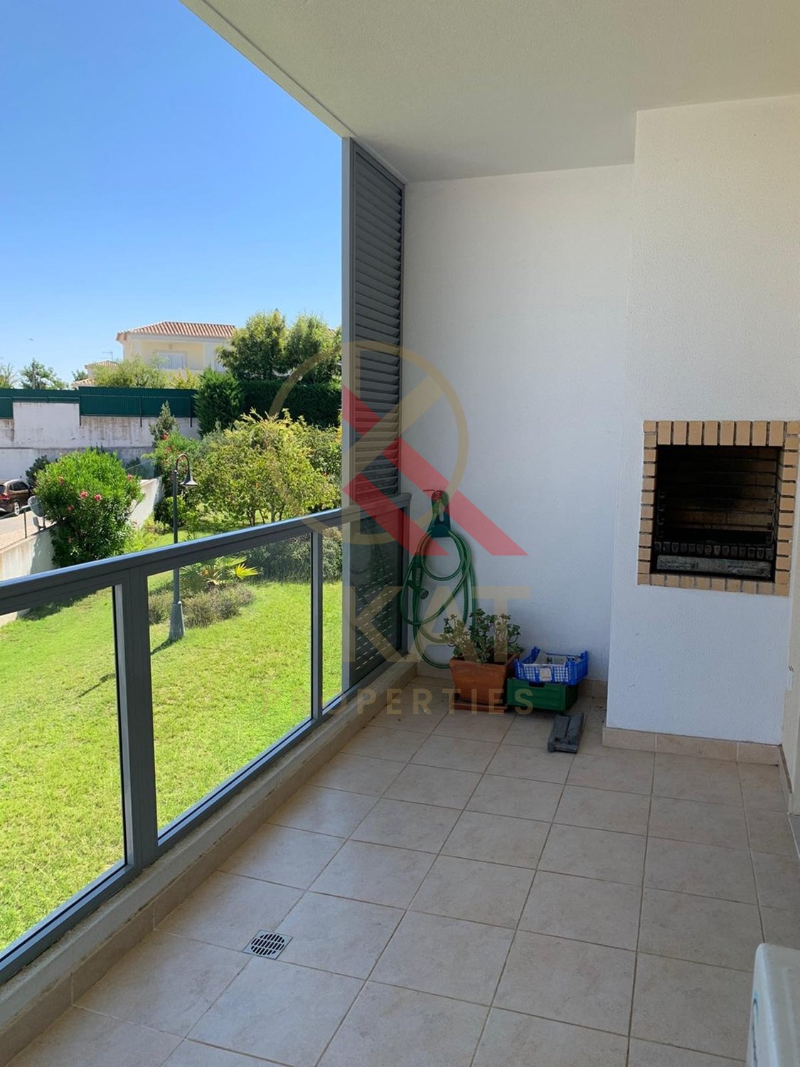 Aluga-se ao ano apartamento T2 duplex no Vale França, em Portimão