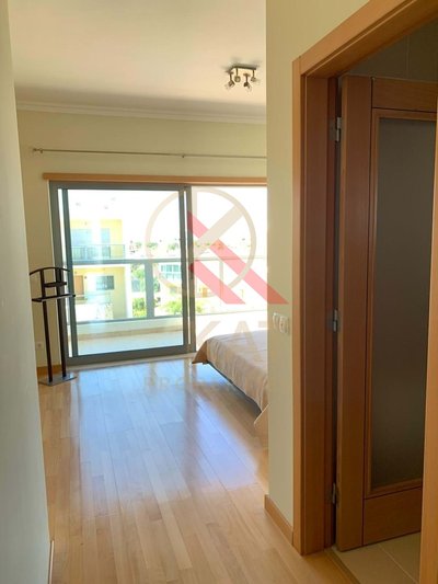 Aluga-se ao ano apartamento T2 duplex no Vale França, em Portimão