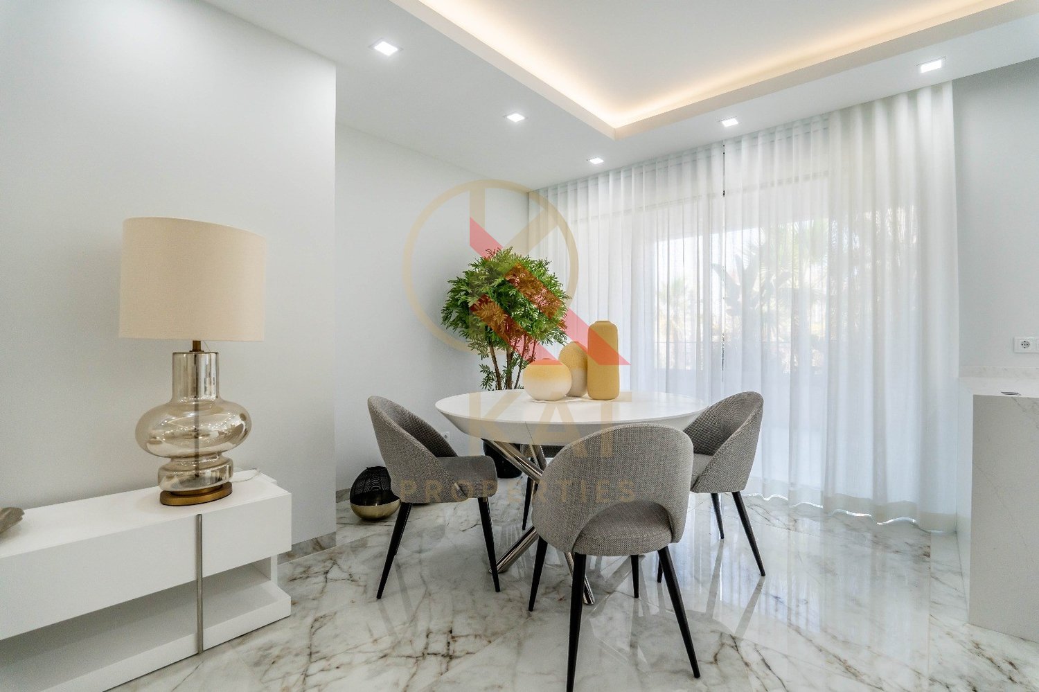 T2 novo em Lagos, com acabamentos de luxo e piscina no rooftop — ideal para viver ou investir.