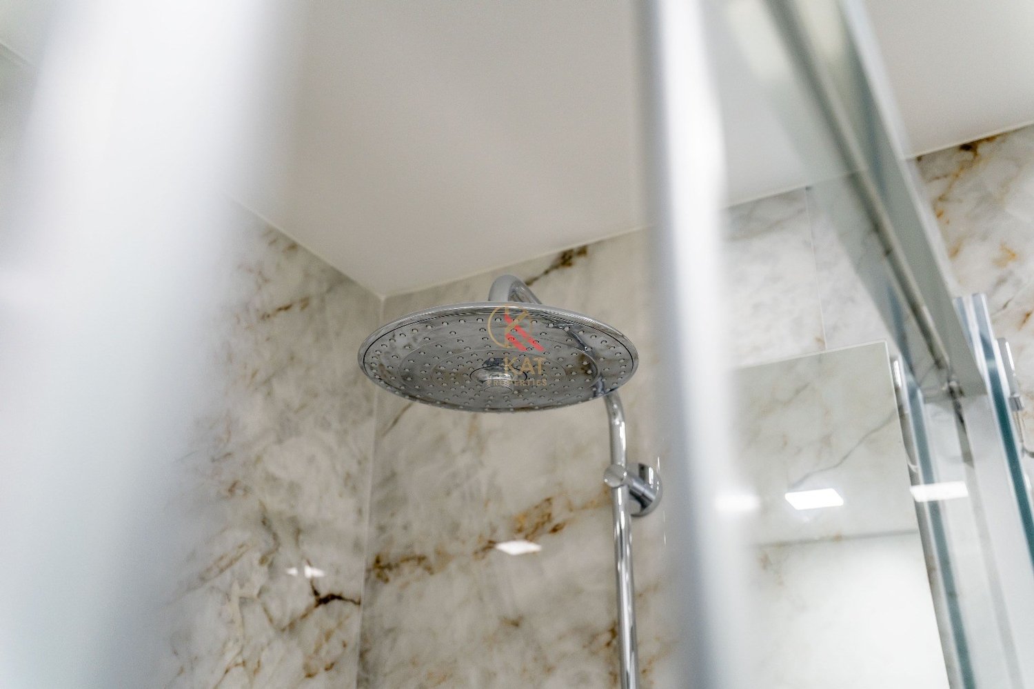 T2 novo em Lagos, com acabamentos de luxo e piscina no rooftop — ideal para viver ou investir.