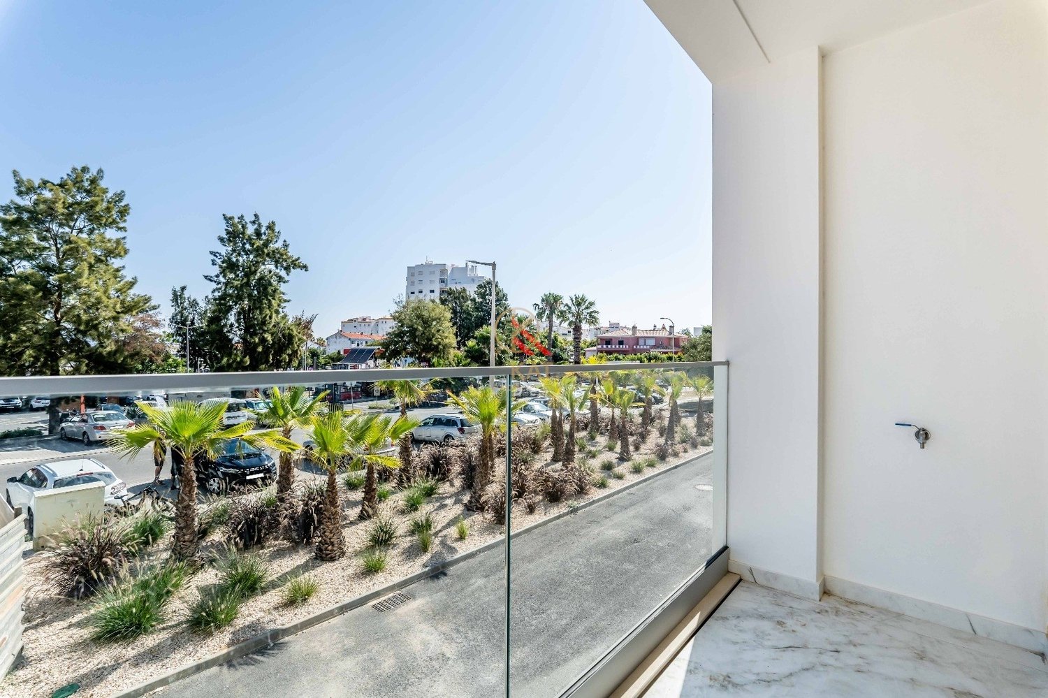 T2 novo em Lagos, com acabamentos de luxo e piscina no rooftop — ideal para viver ou investir.