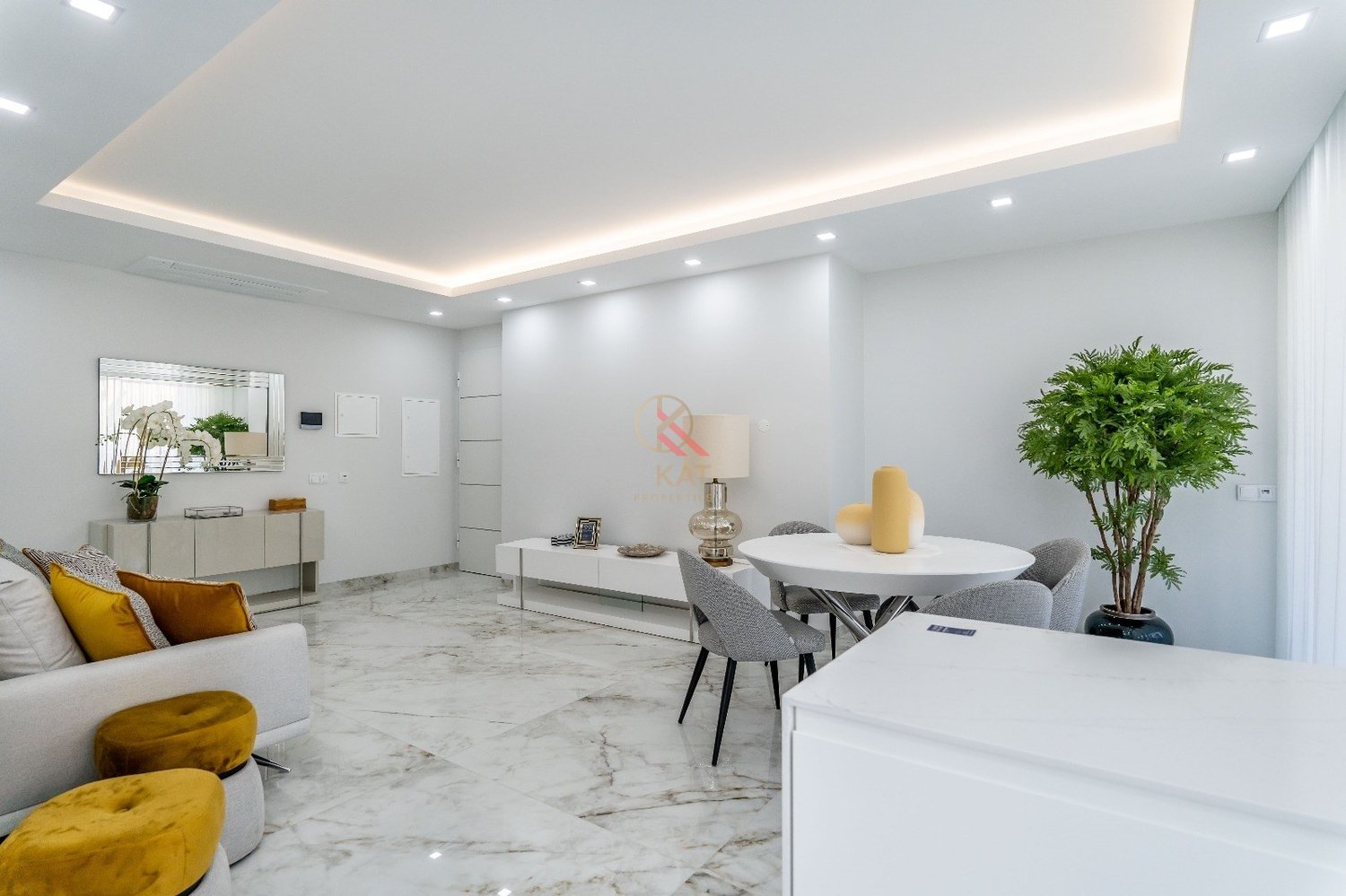 T2 novo em Lagos, com acabamentos de luxo e piscina no rooftop — ideal para viver ou investir.