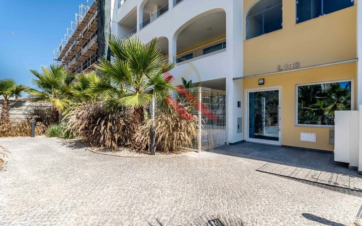 T2 novo em Lagos, com acabamentos de luxo e piscina no rooftop — ideal para viver ou investir.